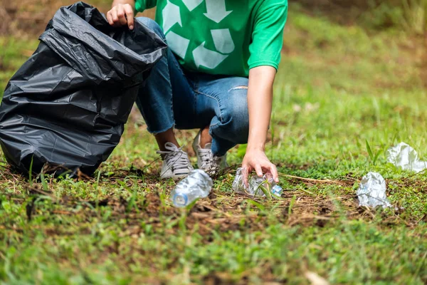 Zbliżenie Obrazu Aktywistki Podnoszącej Plastikowe Butelki Śmieci Plastikowej Torby Parku — Zdjęcie stockowe