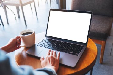 Kahve içerken bilgisayarın dokunduğu dokunmatik dokunmatik dokunmatik ekranın boş beyaz masaüstü ekran görüntüsü.