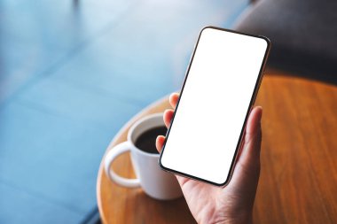 Boş beyaz masaüstü ekranlı cep telefonu tutan bir kadının görüntüsü