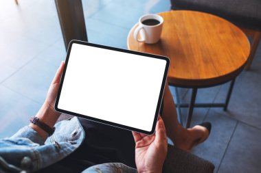 Boş beyaz masaüstü ekranlı dijital tableti tutan bir kadının görüntüsü