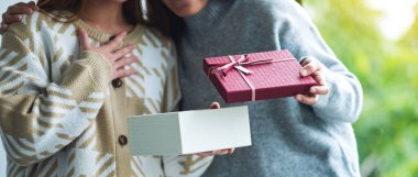 Birlikte hediye kutusu açtığına şaşırmış genç kadınlar.