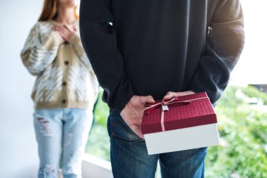 Sürpriz kız arkadaşına hediye paketi taşıyan bir erkek arkadaş.