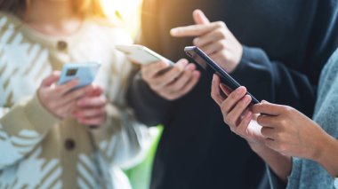Birlikte cep telefonu kullanan ve arayan bir grup genç.