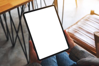 Boş beyaz masaüstü ekranlı dijital tableti tutan bir kadının görüntüsü