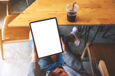 Boş beyaz masaüstü ekran ile dijital tablet tutan bir kadının en üst görünüm görüntüsü