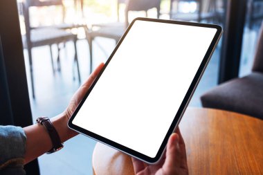 Boş beyaz masaüstü ekranlı dijital tableti tutan bir kadının görüntüsü