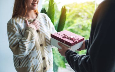 Sürpriz bir erkek arkadaş ve kız arkadaşına hediye paketi.