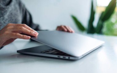 Elleri kapatın ve kullandıktan sonra masadaki bir dizüstü bilgisayarı açın