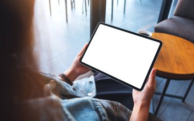 Boş beyaz masaüstü ekranlı dijital tableti tutan bir kadının görüntüsü
