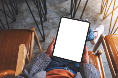 Boş beyaz masaüstü ekran ile dijital tablet tutan bir kadının en üst görünüm görüntüsü
