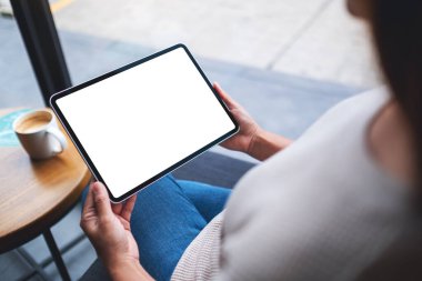 Boş beyaz masaüstü ekranlı dijital tableti tutan bir kadının görüntüsü