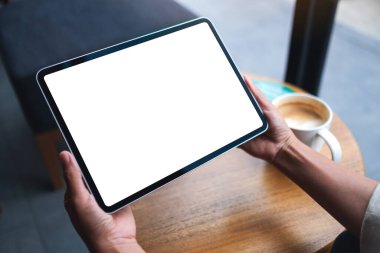 Boş beyaz masaüstü ekranlı dijital tableti tutan bir kadının görüntüsü