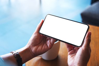 Boş beyaz masaüstü ekranlı cep telefonu tutan bir kadının görüntüsü