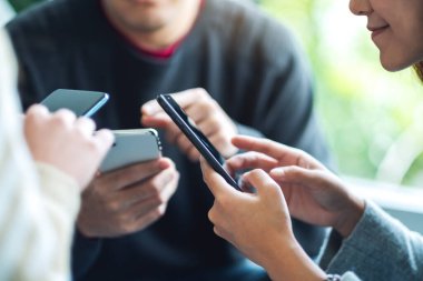 Birlikte cep telefonu kullanan ve arayan bir grup genç.