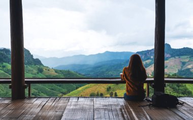 Kadın bir gezginin güzel bir dağ ve doğa manzarasına baktığı arka plan görüntüsü.