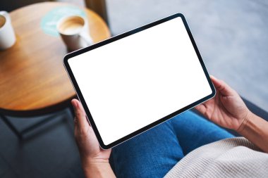 Boş beyaz masaüstü ekranlı dijital tableti tutan bir kadının görüntüsü