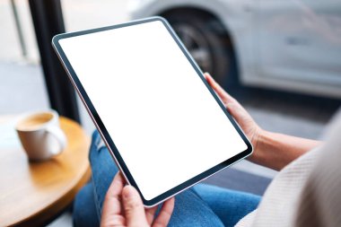 Boş beyaz masaüstü ekranlı dijital tableti tutan bir kadının görüntüsü