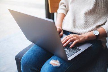Laptop bilgisayarında çalışan ve daktilo yazan bir iş kadınının yakın plan resmi