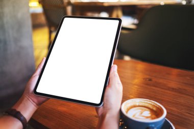 Boş beyaz masaüstü ekranlı dijital tableti tutan bir kadının görüntüsü