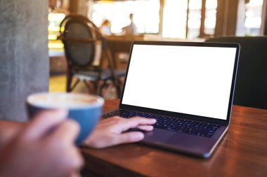 Kahve içerken bilgisayarın dokunduğu dokunmatik dokunmatik dokunmatik ekranın boş beyaz masaüstü ekran görüntüsü.