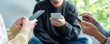 Birlikte cep telefonu kullanan ve arayan bir grup genç.