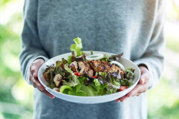 Imagem Close Uma Mulher Segurando Uma Placa Salada Frango — Fotografia de Stock