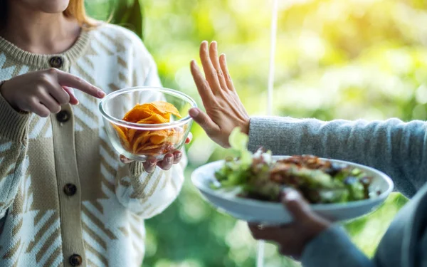 Vrouwen Kiezen Ervoor Groentesalade Eten Het Maken Van Handteken Chips — Stockfoto