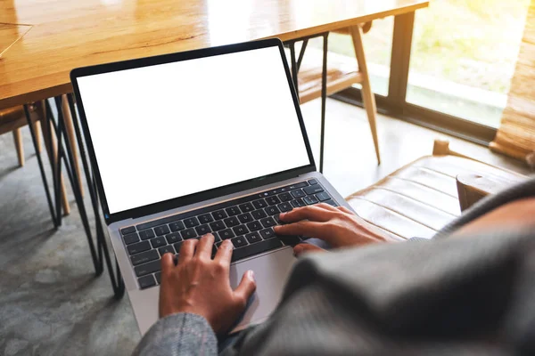 Boş beyaz masaüstü ekran kullanan ve dizüstü bilgisayarda yazan bir kadının görüntüsü