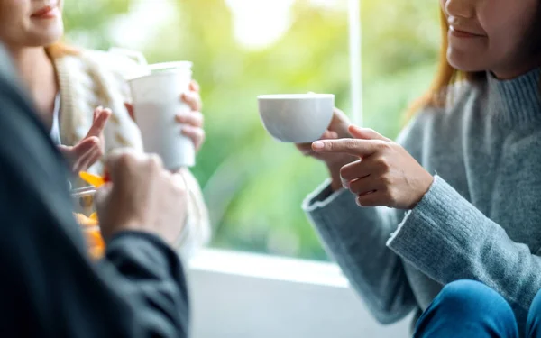 Κοντινό Πλάνο Εικόνα Των Ανθρώπων Απολαμβάνουν Μιλάμε Και Πίνοντας Καφέ — Φωτογραφία Αρχείου