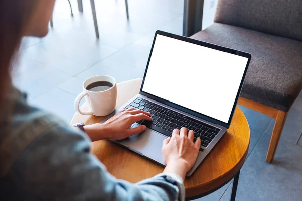 Mockup Bild Kvinna Som Använder Och Skriver Bärbar Dator Tangentbord — Stockfoto