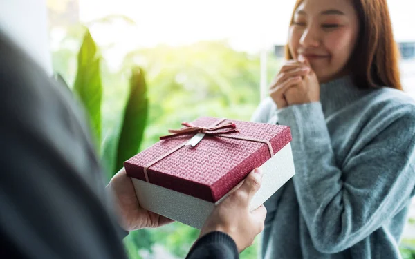 Sürpriz bir erkek arkadaş ve kız arkadaşına hediye paketi.