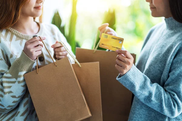 Vrouwen Met Boodschappentassen Een Creditcard Voor Aankoop — Stockfoto