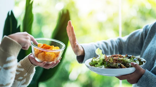 Mulheres Que Escolhem Comer Salada Legumes Fazer Sinal Mão Para — Fotografia de Stock