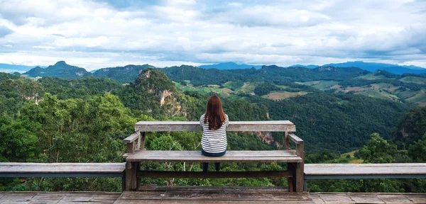 Kadın bir gezginin güzel bir dağ ve doğa manzarasına baktığı arka plan görüntüsü. 