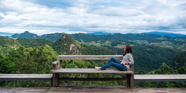 Retrato Una Mujer Viajera Sentada Mirando Una Hermosa Vista Montaña —  Fotos de Stock