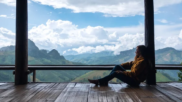 Una Viajera Sentada Mirando Una Hermosa Montaña Vista Naturaleza Balcón —  Fotos de Stock