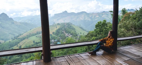 Una Viajera Sentada Mirando Una Hermosa Montaña Vista Naturaleza Balcón —  Fotos de Stock