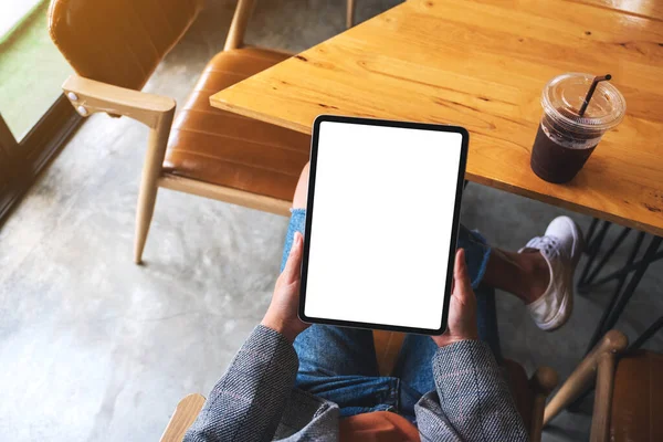 Boş beyaz masaüstü ekran ile dijital tablet tutan bir kadının en üst görünüm görüntüsü