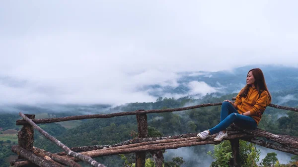 Portrait Image Female Traveler Sitting Looking Beautiful Mountain Nature View — стоковое фото