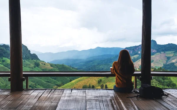 Kadın bir gezginin güzel bir dağ ve doğa manzarasına baktığı arka plan görüntüsü.