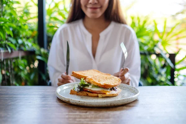 Imagem Perto Uma Mulher Comendo Sanduíche Queijo Presunto Por Faca — Fotografia de Stock