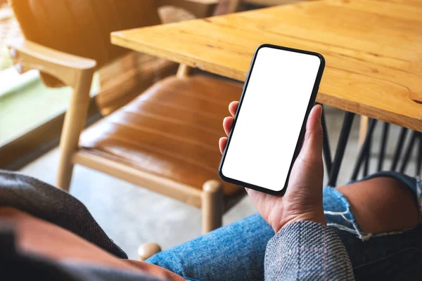 Boş beyaz masaüstü ekranlı cep telefonu tutan bir kadının görüntüsü