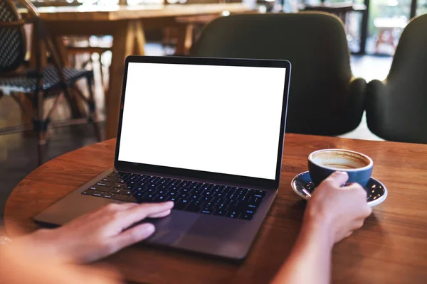 Kahve Içerken Bilgisayarın Dokunmatik Dokunmatik Dokunmatik Ekranına Dokunan Bir Kadının — Stok fotoğraf