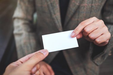 İki işadamı boş kartvizitlerini alıp değiş tokuş ediyor. 
