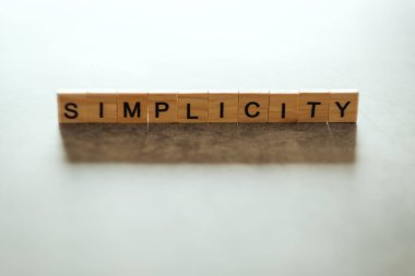 Basit ve minimalizm kavramı için SIMPLICY sözcüğüyle tahta bloklar