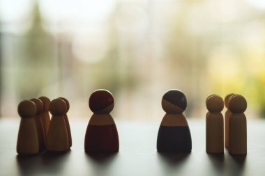 Eşitlik ve iş konseptinde rekabet için karşı karşıya gelen iki farklı insan grubu.