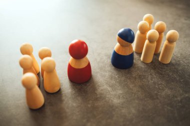 Eşitlik ve iş konseptinde rekabet için karşı karşıya gelen iki farklı insan grubu.