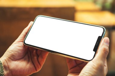 Boş beyaz ekranlı cep telefonu tutan bir kadının görüntüsü 