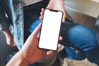 Boş siyah masaüstü ekranı olan beyaz cep telefonunu tutan ve gösteren bir kadının görüntüsü