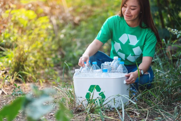 Asiatisk Kvinna Samla Skräp Plastflaskor Papperskorgen Utomhus — Stockfoto